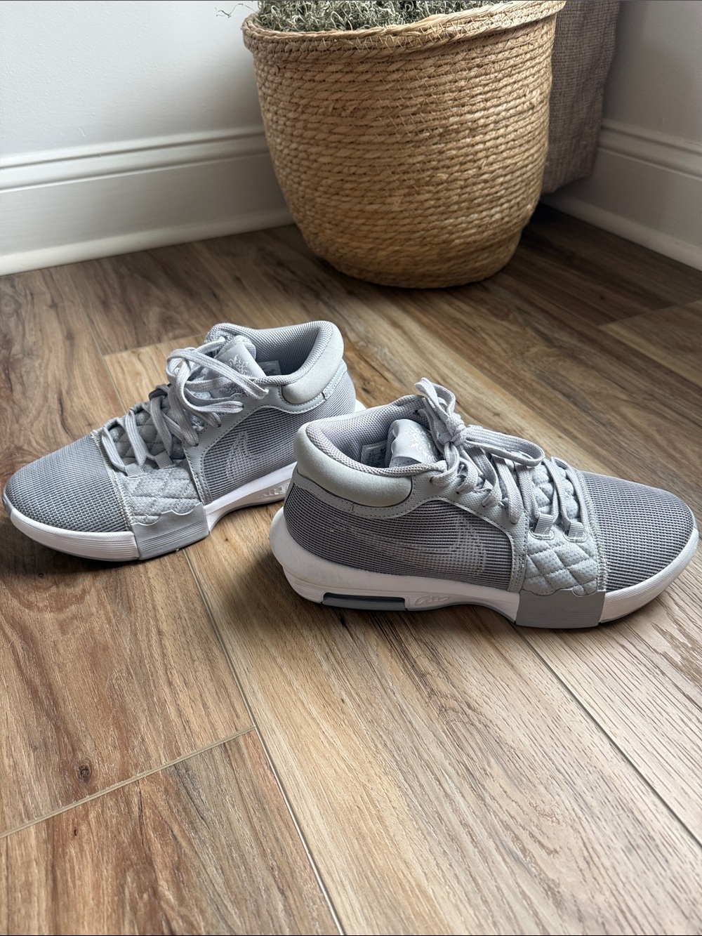 Nike LaBron James Witness 7 High Top Sneakers - Picture 5 of 5
